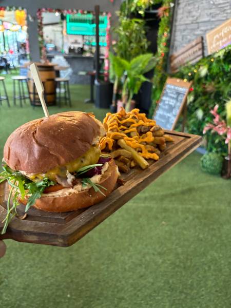 Tatico burger accompagné de ses frites maisons et salade